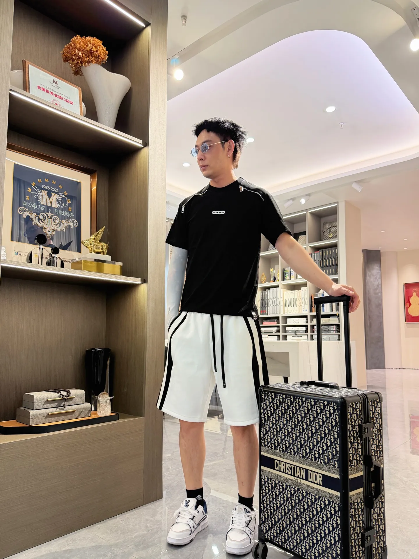 Balenciaga's three-standard complete 2026 summer New Arrival men's casual shorts, advanced custom-made Breathable fabric, Breathable fabric, extremely stretchy and comfortable, impeccable details, top-grade accessories, original logo design concept, delicate and soft feel! The upper body fit is awesome! Size: M-XXXL Please state your height and weight when ordering
